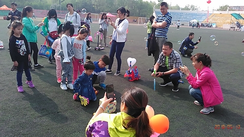 云顶国际举办“迎‘六一’东林宝贝趣味运动会”